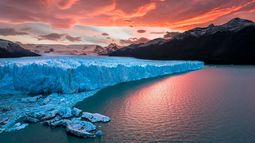 ¡Alerta! Un imponente bloque de hielo del glaciar Perito Moreno colapsó