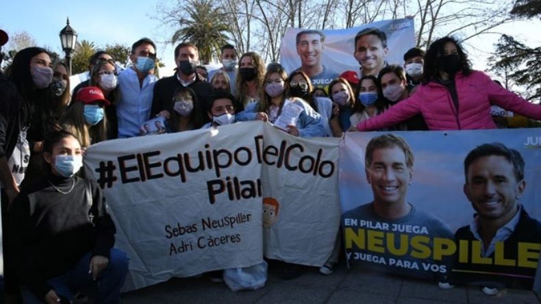 CARTELES. Neuspiller y Leguizamón compartieron foto con Santilli, pero el Dandy copó la escena con sus banners..