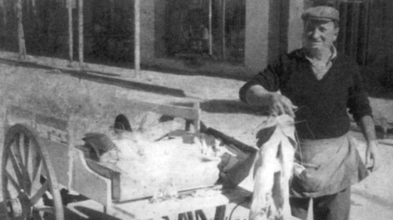 Orgulloso, Natalio Deluca exhibe su mercadería, en una foto del año 1970. Durante 15 años fue vendedor ambulante montando luego su propia pescadería. .