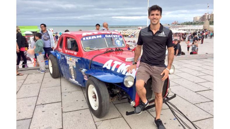 POSTAL. Rossi posa con la cupé Ford de Juan Gálvez, en Mar del Plata..
