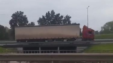 El camión haciendo marcha atrás en Panamericana.