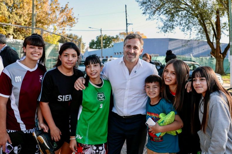 JUNTO A LOS VECINOS. Achával durante la recorrida de las obras del Paseo Villa Rosa.