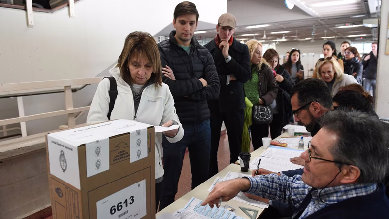 A LAS URNAS. A 40 años de democracia, aún falta al menos una elección más en 2023.