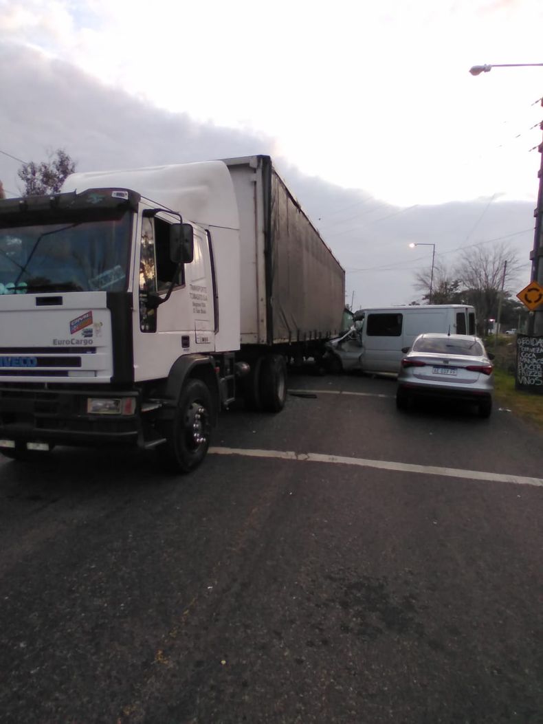 El accidente en la Rotonda de la Ruta 28 dejó como saldo al menos un herido.&nbsp;