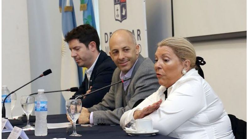 INVITADA. Carrió acaparó la atención en el lanzamiento. .