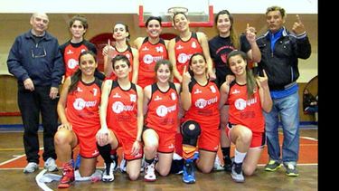 PRIMERAS. Las chicas muestran el número 1 de los playoffs en la celebración del triunfo..