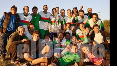 Los Verdes, con el trofeo en el medio, festejó su cuarta corona en Súper Senior..