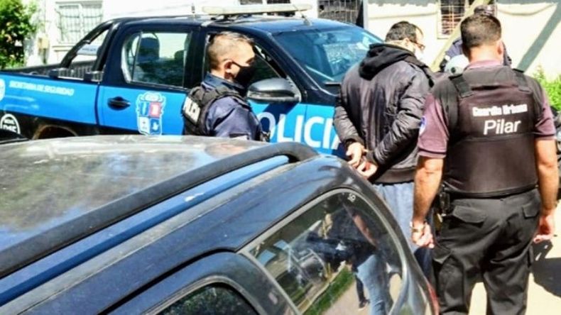 DETENIDO. El acusado fue llevado a la Comisaría 6ª de Villa Rosa. Foto: @juancaimpacto..
