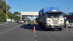 Camiones y micros deberán respetar el carril derecho obligatorio Camiones y micros deberán respetar el carril derecho obligatorio