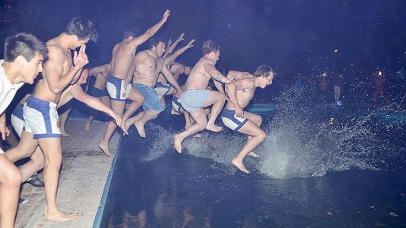 (Fredy Caballero). HOMBRE AL AGUA. Los jugadores de la Depo cumplieron anoche con el ritual de tirarse a la pileta. .