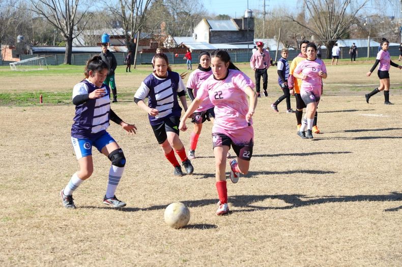 A PURO FÚTBOL. La Liga Municipal entra en etapa de definición en el polideportivo de Pilar.
