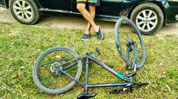 Gracias al rápido accionar de los vecinos, la bicicleta fue recuperada y el ladrón fue detenido. Gracias al rápido accionar de los vecinos, la bicicleta fue recuperada y el ladrón fue detenido.