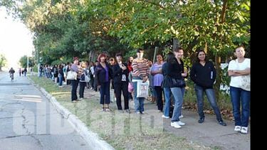 Colas, en el primer día de inscripción para las Escuelas Municipales..