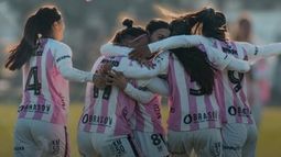 ABRAZO DE GOL. Las Reinas se reencontraron con el triunfo en Comunidad Deportiva. ABRAZO DE GOL. Las Reinas se reencontraron con el triunfo en Comunidad Deportiva.