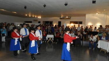 Un abrazo entre Pilar y Chile