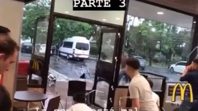 VIDEOS Feroz pelea en un local de comida rápida