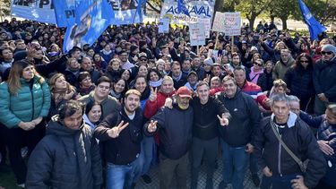 Federico Achával junto a militantes pilarenses en CABA, antes de participar del acto en Plaza de Mayo.