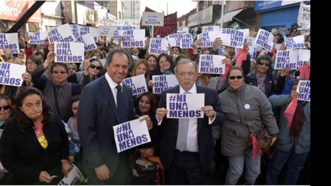 CARTELES. Scioli, Zúccaro y los asistentes al acto pidieron #NiUnaMenos..