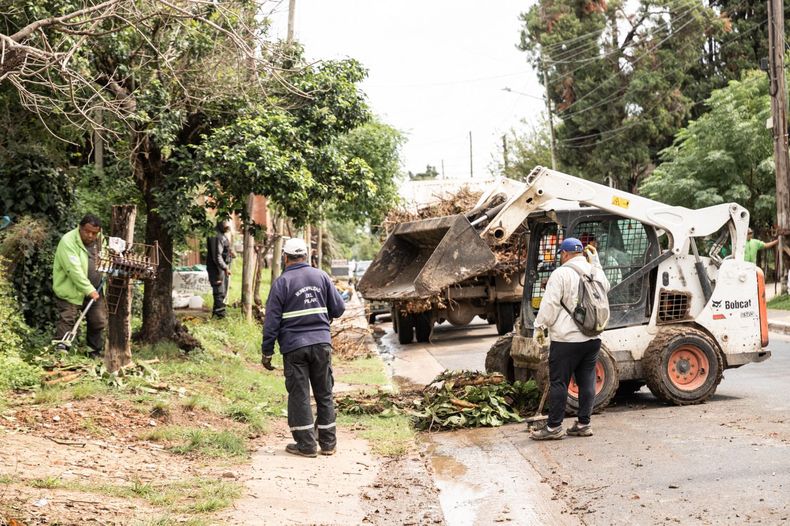 ALERTA NARANJA. El Municipio realiza tareas de desobstrucción en la vía pública.