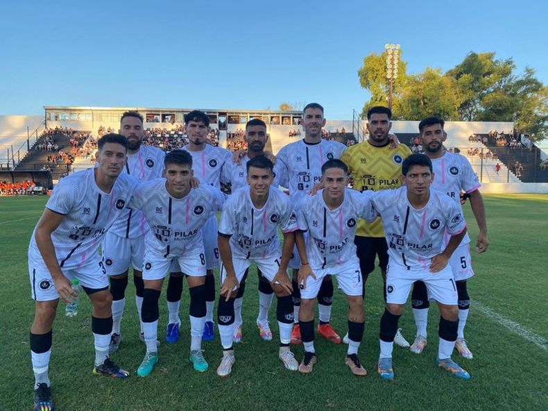 EQUIPO. El once inicial de Real Pilar que hizo su estreno 2024 en el Carlos Barraza.