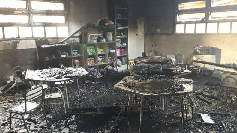 El fuego afectó a un aula y una sala contigua..