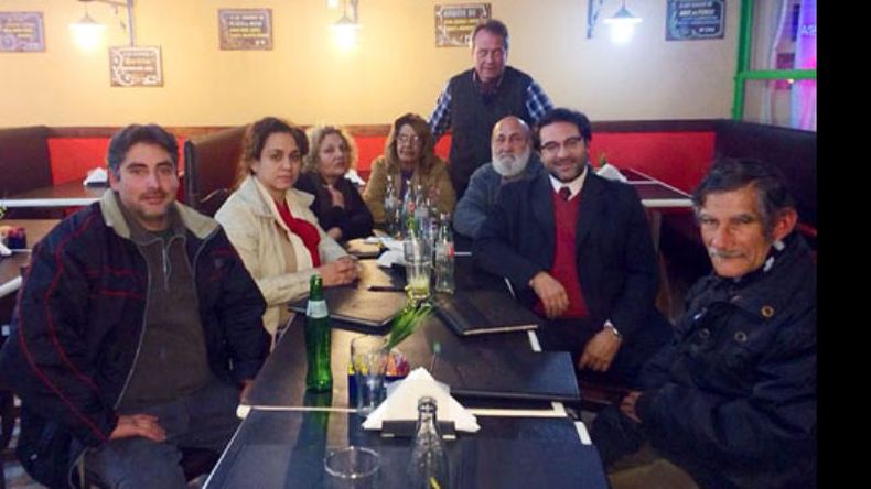 SIN QUÓRUM. Los seguidores de Zakhem, en un bar a la hora del plenario..