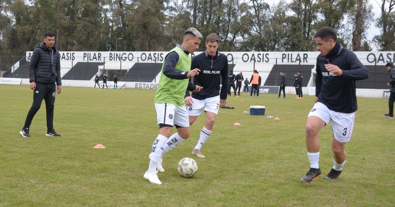 PELOTA. Hernández trata de superar a Otermin y Rodríguez Silva.
