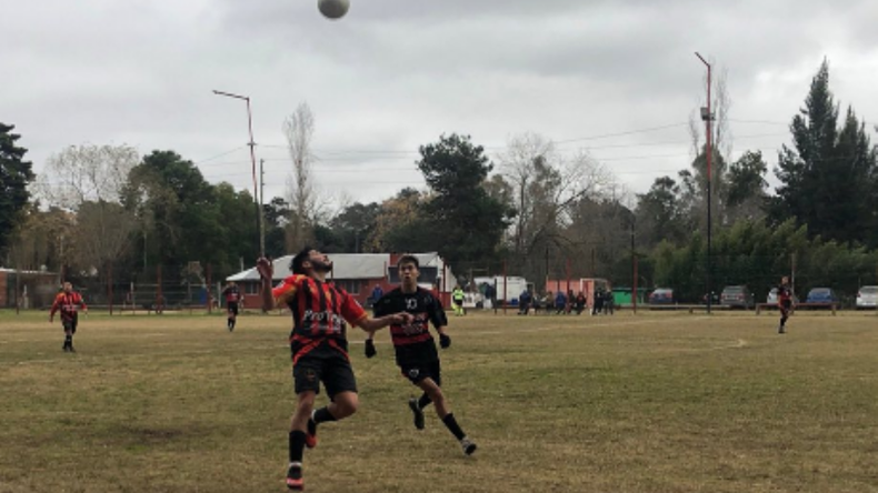 POR LA PELOTA. La Sub 20 de Villa Rosa le ganó 3-1 a La Campana..