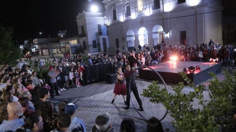 Los espectáculos se desplegaron en distintos puntos de la plaza..