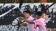 DESAHOGO. Mathías Crocco sale gritando el gol del triunfo; detrás lo sigue Ronaldo Aguilar. DESAHOGO. Mathías Crocco sale gritando el gol del triunfo; detrás lo sigue Ronaldo Aguilar.