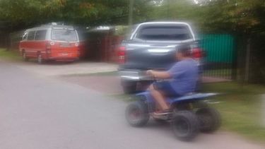 Menor sin casco, circulando por las calles de Parque Irízar..