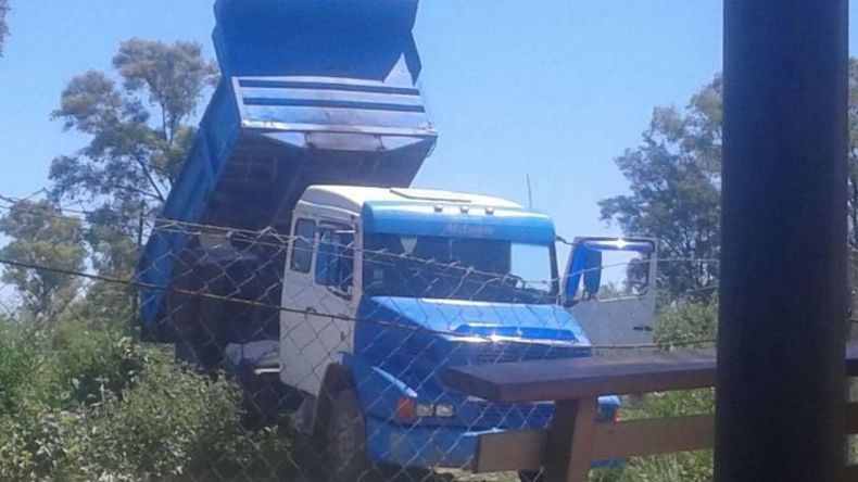 In fraganti. Uno de los camiones que vierten residuos en el predio de Drago al 2000..