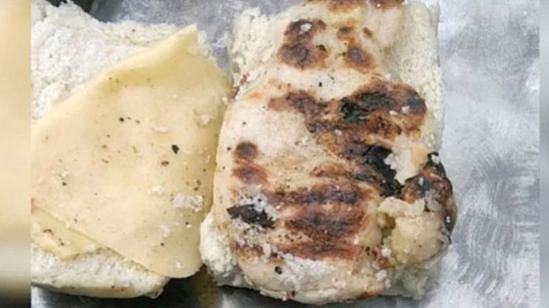 SANDWICH. Según el padre de un alumno, la comida tenía mal olor..