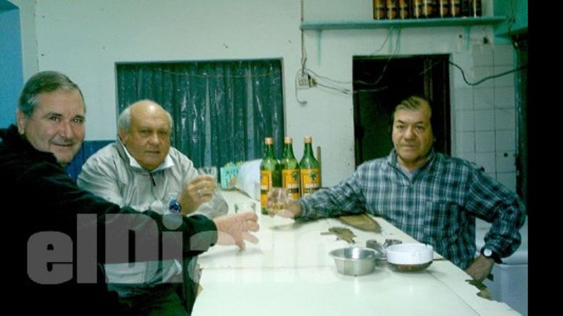 Tito Lucas (der) con José y Omar que cumplieron el ritual de la caña..