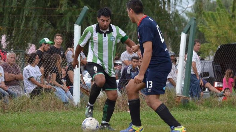 Mauro Zárate la pisa ante la marca de un rival. El delantero marcó el 4-0 de Abrojal..