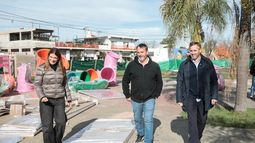EN OBRA. Achával recorrió los trabajos en el barrio Peruzzotti. Lo acompañaron Soledad Peralta (secretaria General) y Santiago Laurent (Gobierno).&nbsp;