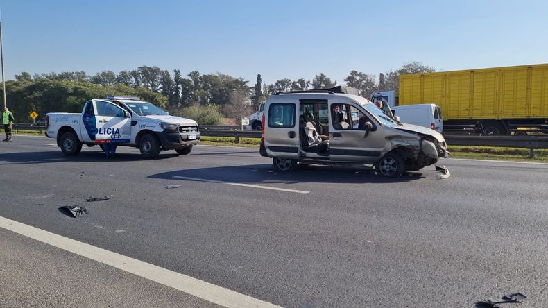 La Renault Kangoo involucrada en el accidente. Su conductor resultó herido.