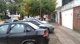 ACÁ TAMBIÉN. Las veredas más anchas se usan como playas..
