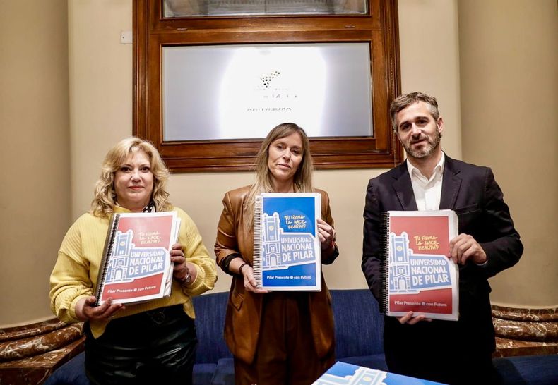 FIRMAS. Federico Achával junto a las senadoras Cristina López Valverde y Juliana Di Tullio.