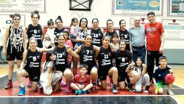 COTILLÓN. Las chicas de Derqui celebran la obtención del segundo título consecutivo en la ABZC..
