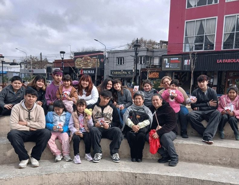 Ni&ntilde;os y familias visitaron el Teatro Gran Pilar en vacaciones de invierno gracias a la Red de Costureras Solidarias.