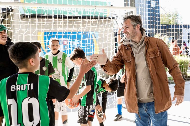 DEPORTE: El intendente Federico Achával acompañó a los jóvenes que participarán de la Liga Municipal de futbol, los cuales realizaron sus aptos físicos en el Club Municipal Del Viso. Durante la jornada, Achával expresó: “Es una gran alegría poder acompañar a los jóvenes que realizaron sus aptos físicos en este club. Queremos que el deporte se viva y se disfrute de la mejor manera posible, por eso vamos a seguir generando estos espacios, que acompañan y potencian a los clubes de todas las localidades”. &nbsp;