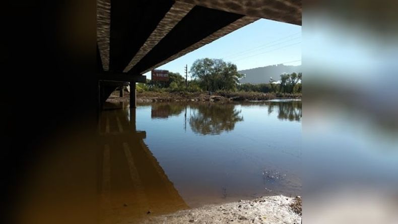 Los fuertes olores provenientes del Río Luján se vuelven más intensos durante la noche. .