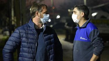 ILUMINADOS. Santiago Laurent, candidato a concejal, en el barrio El Rocío..