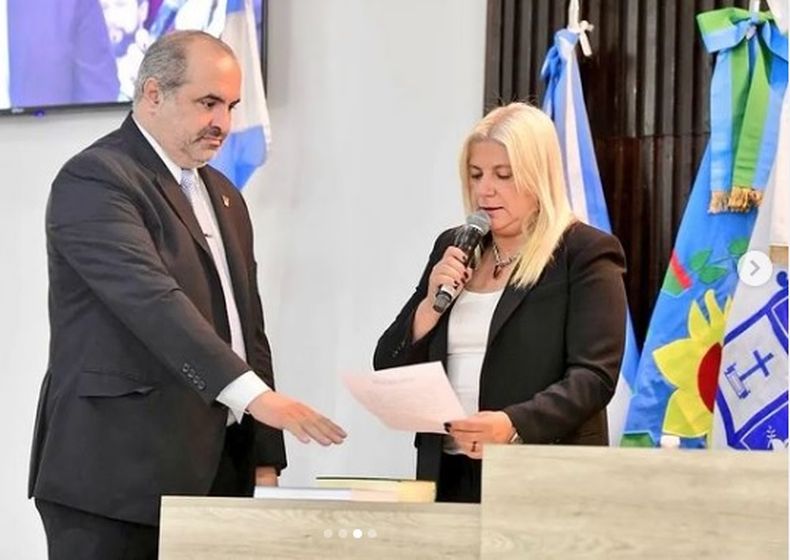 AUTORIDADES. Pombo toma juramento al secretario, Estanislao Álvarez. &nbsp;