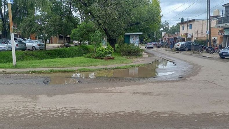 Así esta Pilar después de la lluvia. Lo bueno es que deja a la vista los tremendos baches, calles sin asfalto, todo lleno de barro. Esto es De Vicenzo Grande. Eugenia Veronelli / @Eugintwitt..