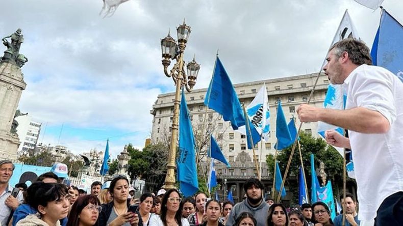MOVILIZADOS. Tras la fallida sesión, Achával habló a los pilarenses que fueron al Congreso..