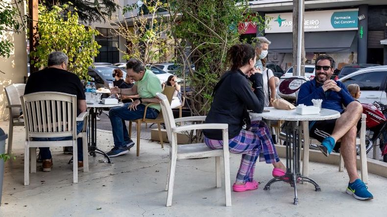 BARES. En los próximos días se permitirían las mesas en el interior. Por ahora, solo afuera. .