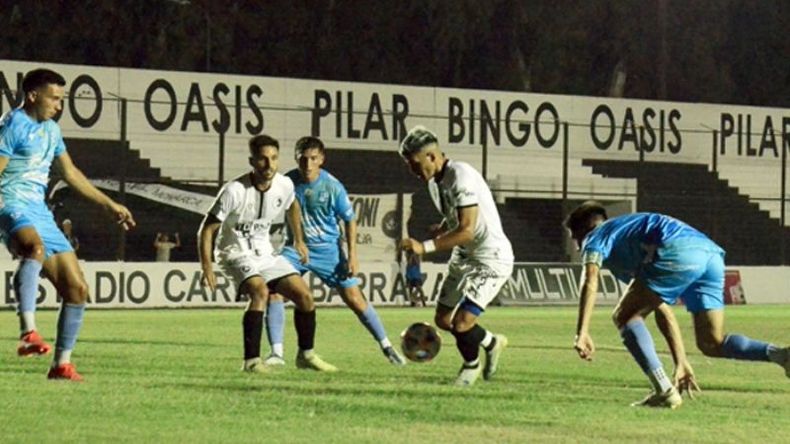ESQUIVANDO RIVALES. Rodrigo Hernández fue el más peligroso de Real Pilar. Foto: Fredy Caballero..