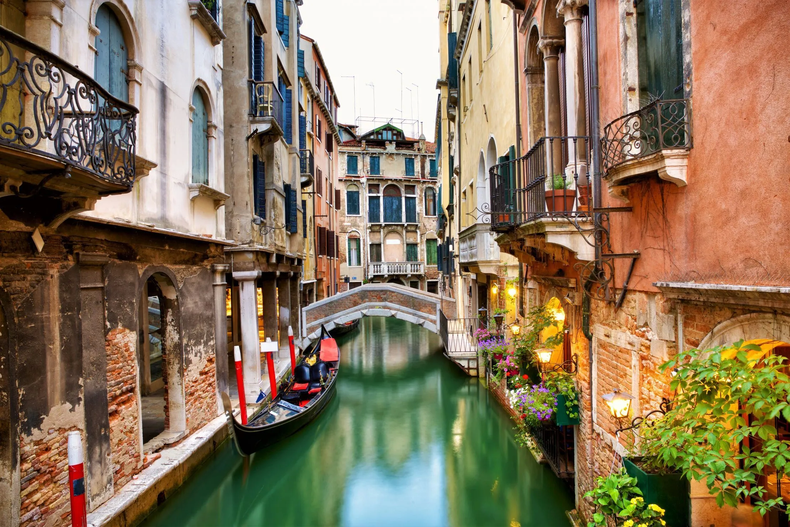 Qué tiñó de verde el Gran Canal de Venecia. Foto. Fueradeeje.com..webp
